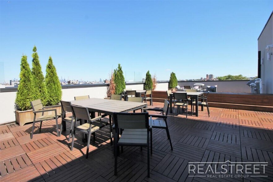 Building Photo - Luxury 2 BR in Bushwick with Balcony & Roo...