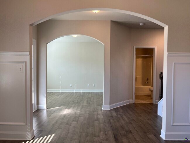 Building Photo - 105 Lacey Oak Ln