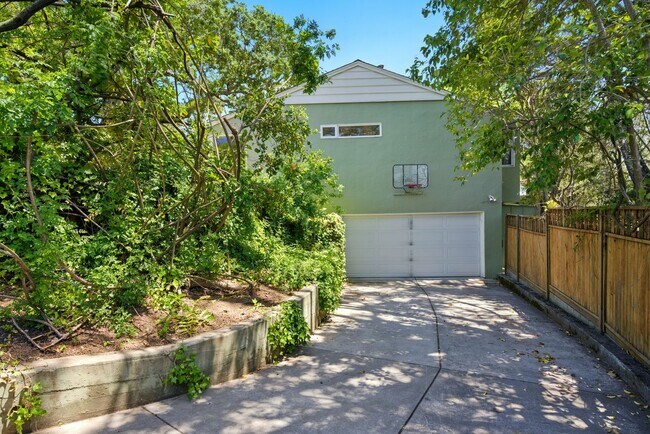 Building Photo - Gorgeous 4 bedroom home in Greenbrae with ...