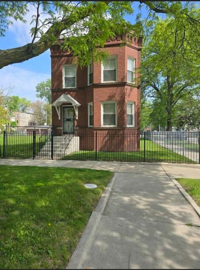 Building Photo - 1244 E 70th St