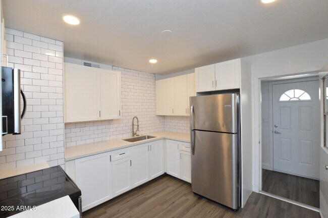 Building Photo - 1202 E Kaler Dr