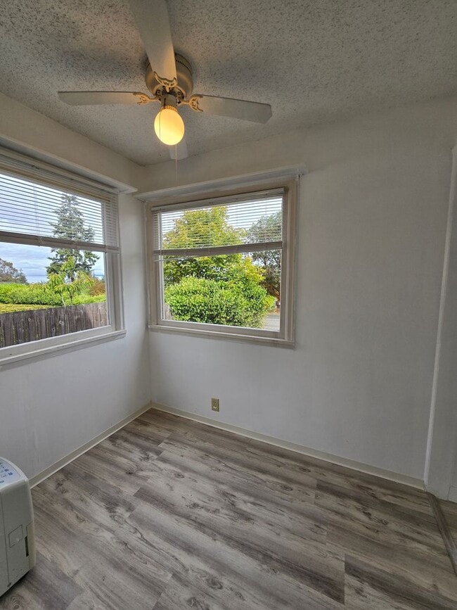 Building Photo - 1818 W 5th St