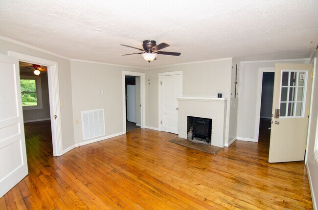 Building Photo - Country Living