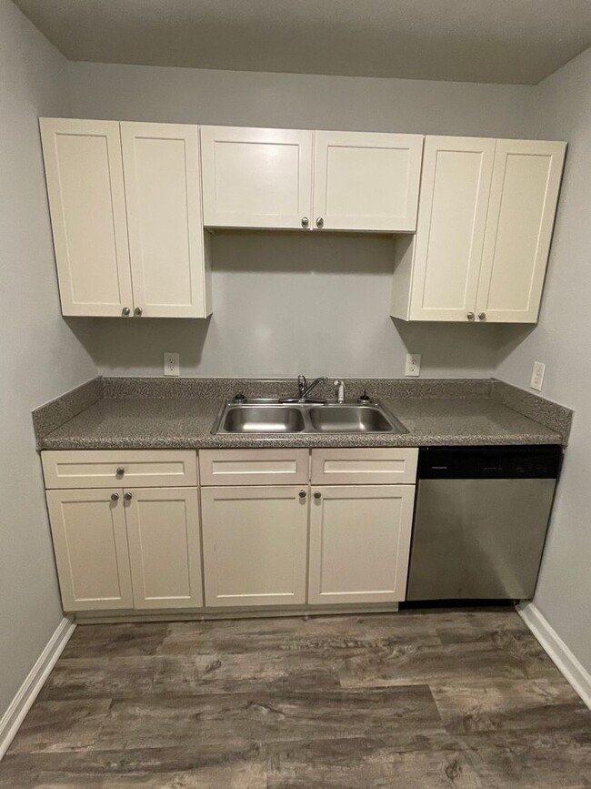 Building Photo - 5913 Lone Oak Dr SW