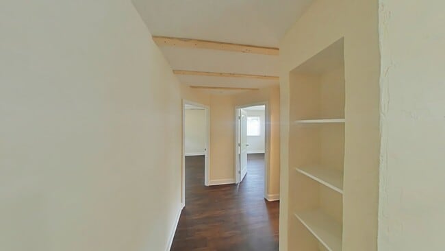 Building Photo - Beautifully Renovated 2/1 - Convenient Loc...