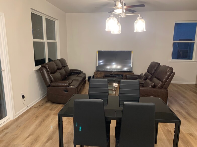 Building Photo - 1086 W Bank St