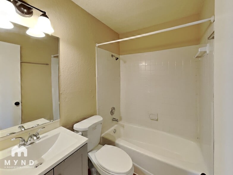 Building Photo - 1213 Hyridge St