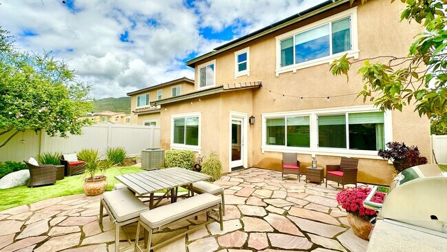 Building Photo - Beautiful "Model" Home in the Horse Creek ...