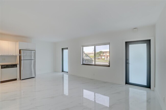 Building Photo - 2140 NE 56th St