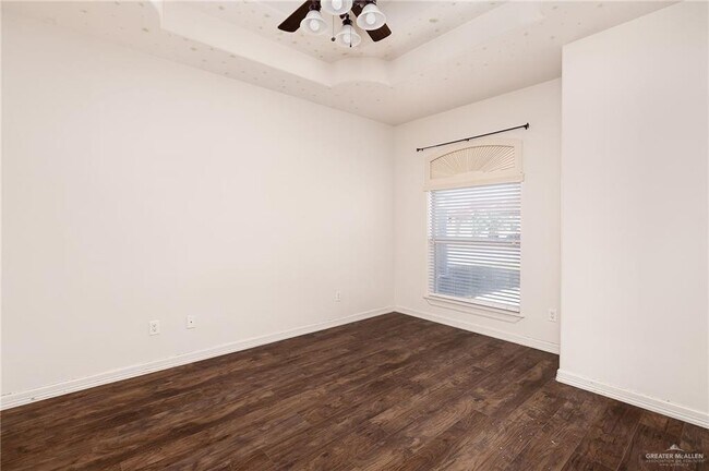 Building Photo - 12 Hackberry Ave