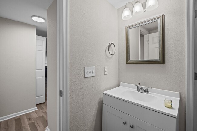 Building Photo - For Rent in Norfolk – Spacious 4 Bedroom Home!