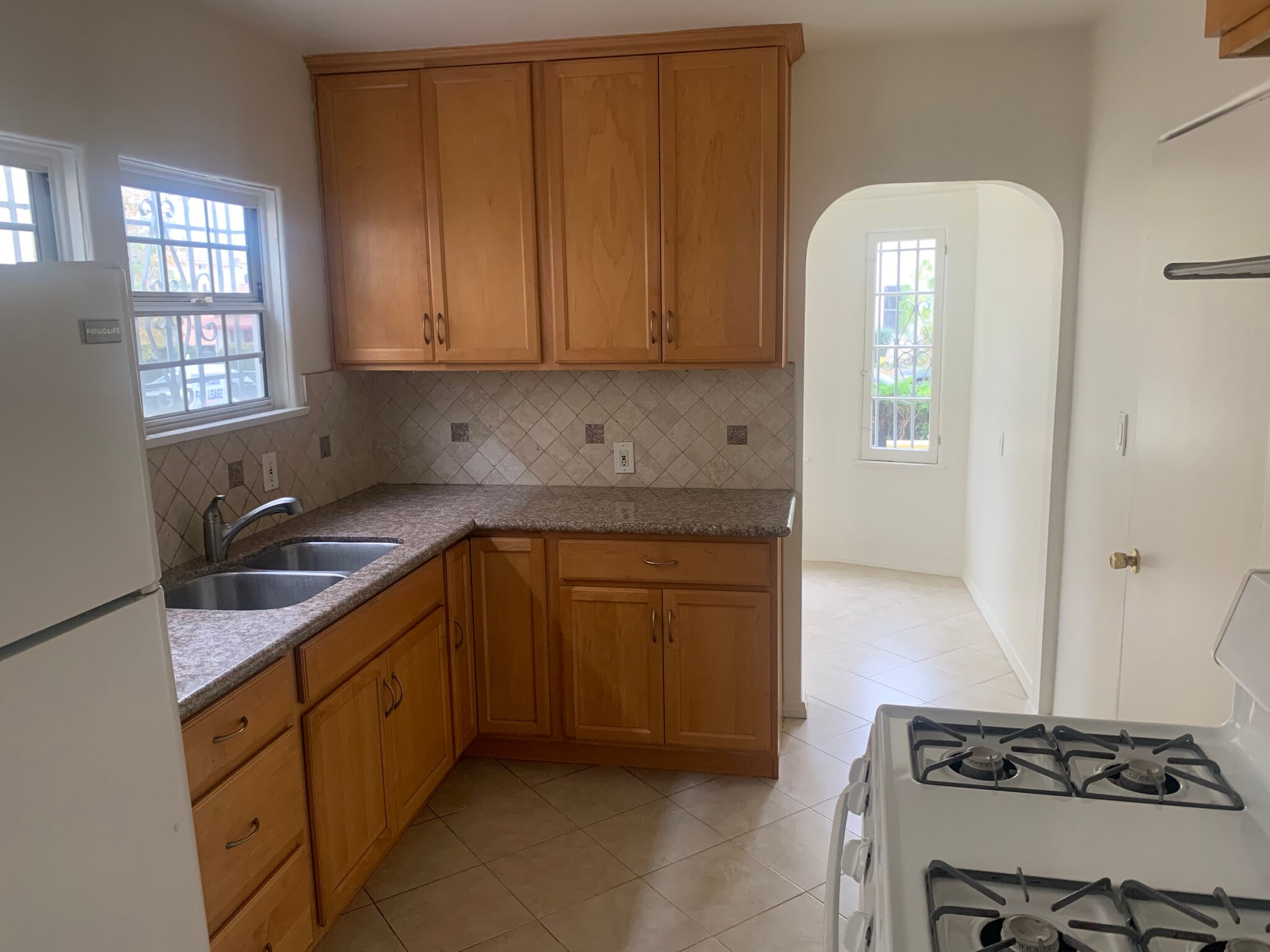 Building Photo - 1354 S Cloverdale Ave