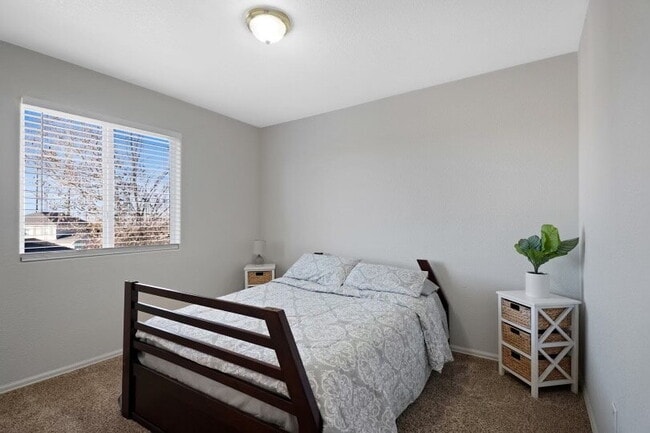 Building Photo - 2205 Meadowlark Ln