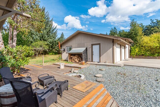 Building Photo - 3 Bed  2 Bath Pet Friendly Home