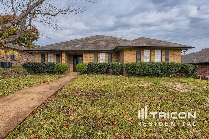 Building Photo - 207 Tanglewood Dr