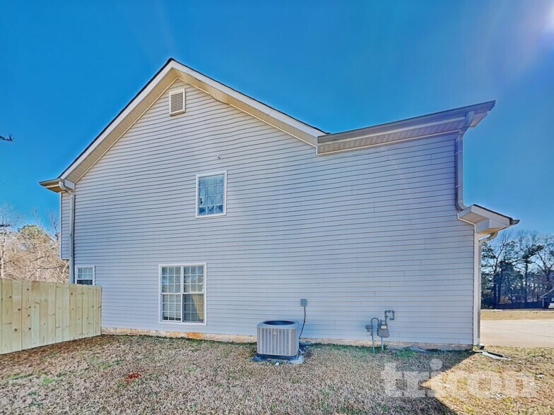 Building Photo - 105 River View Ct