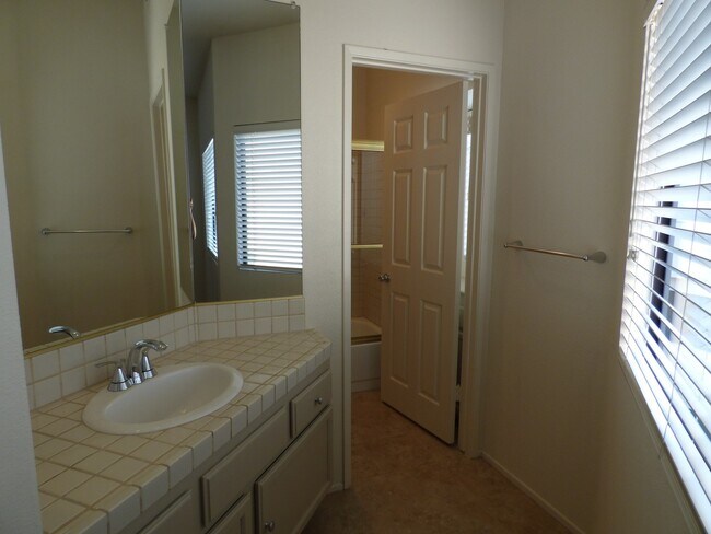 Building Photo - Bright, spacious townhouse located in UTC area, convenient to shopping and public transportation.