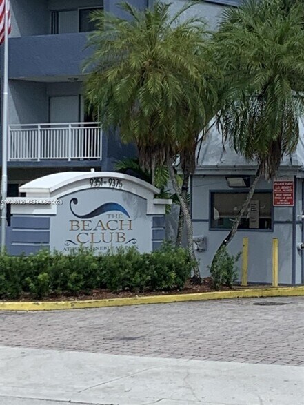 Building Photo - 9357 Fontainebleau Blvd