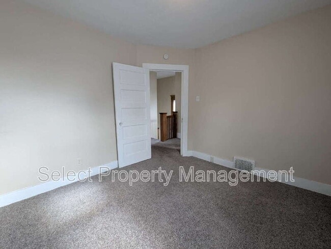 Building Photo - 933 Cottage Ave