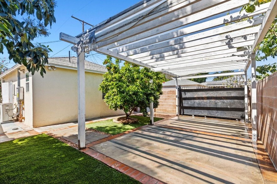 Building Photo - 19403 Welby Way