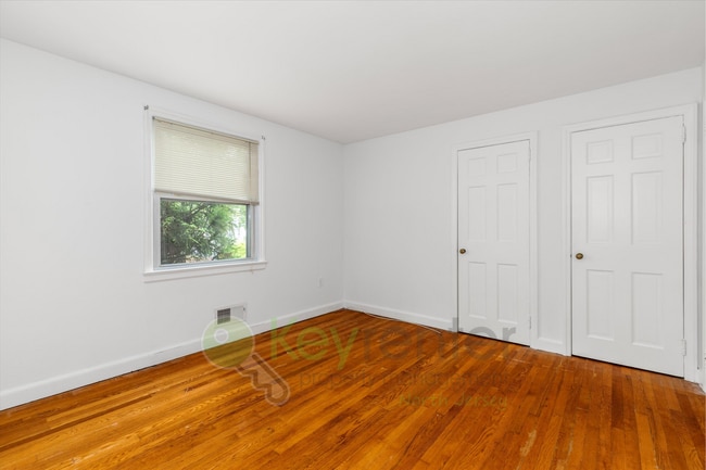 Building Photo - Bright 2BR/1BA Apartment with Private Entr...