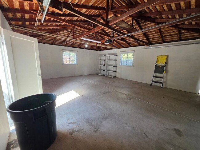 Building Photo - Home located in the heart of the college n...