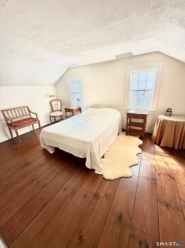 Building Photo - 310 Valley Rd