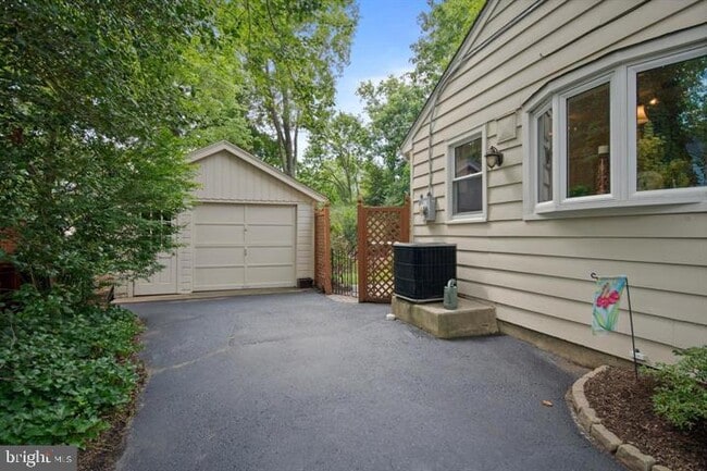 Building Photo - 523 Wayne Ave