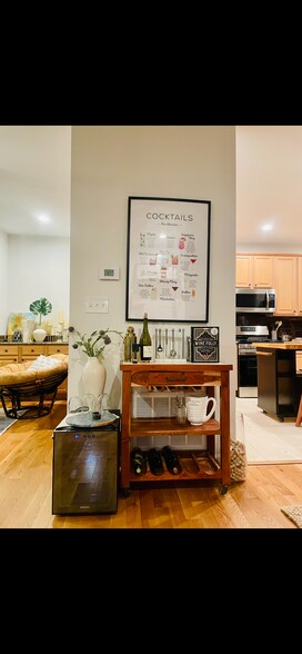 Living Room Wine Bar - 4644 Lake Dr