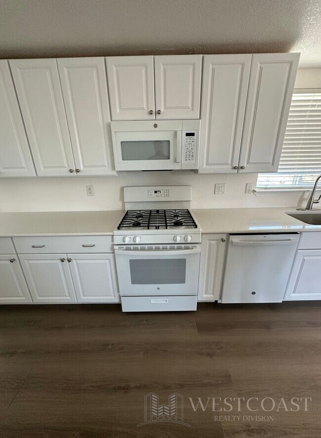 Building Photo - 41644 Valencia Way