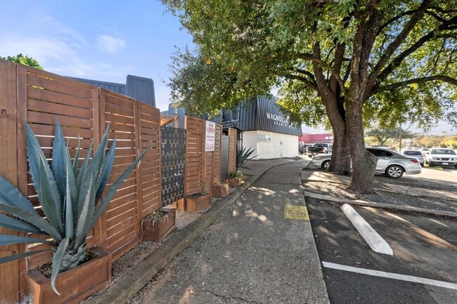 Building Photo - 1720 Wooten Park Dr