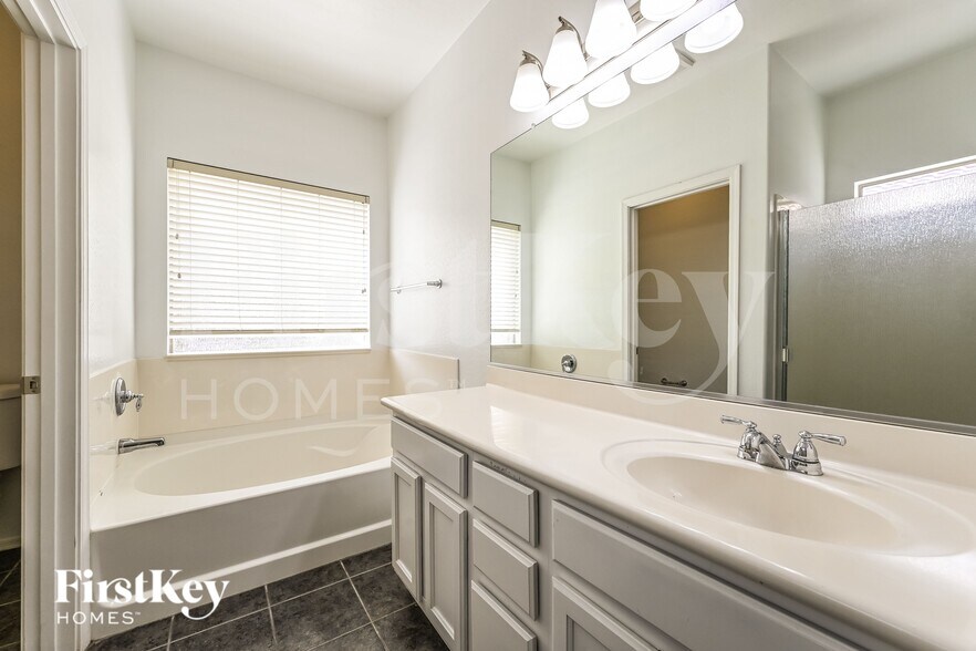 Building Photo - 14251 W Crocus Dr