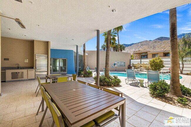 Building Photo - 930 E Palm Canyon Dr