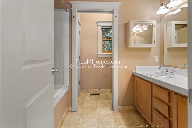 Building Photo - Two-Bedroom End Unit Condo in Goose Hollow! DEPOSIT SPECIAL