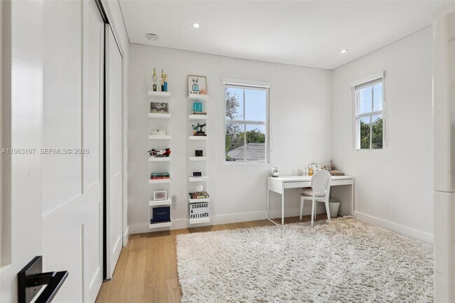 Building Photo - 7420 SW 54th Ct