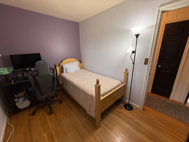 Building Photo - Beautiful 4 bed 2.5 Bath Bloomington SF Ho...