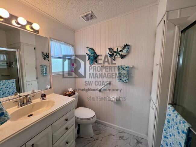 Building Photo - 202 Fan Palm Ln