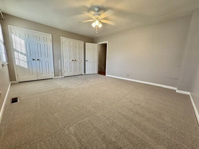 Building Photo - 2 Bed, 1.5 Bathroom Townhome with 2 Vehicle Carport