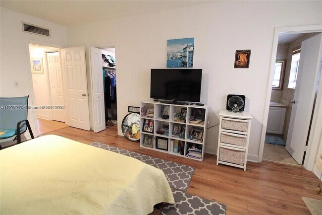 Building Photo - 9260 Bay Harbor Terrace