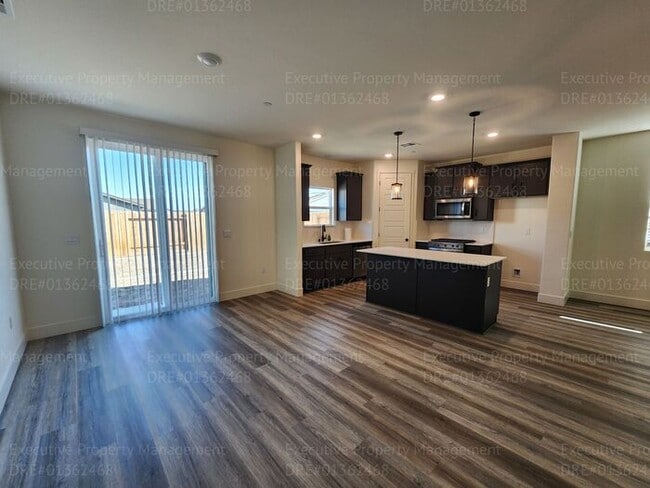 Building Photo - 4 bedroom/ 3 bathroom split-wing home.