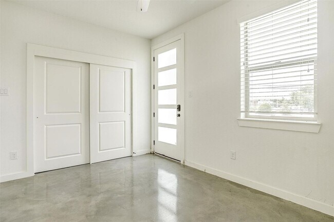 Building Photo - 3515 S Hills