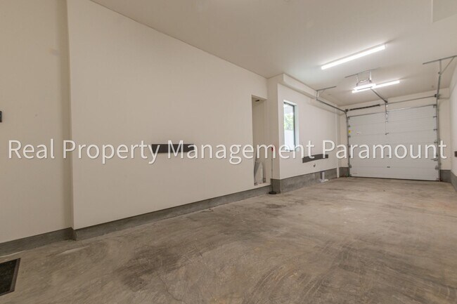 Building Photo - 1542 N Hoover St