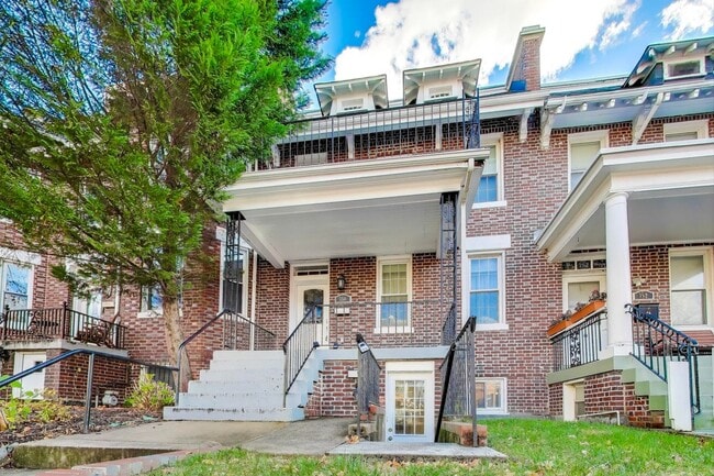 Building Photo - LEASE SPECIAL - $1,925 for a 24 month lease. 12 Month lease offered at $1,995 - Spacious 2 Bed En...