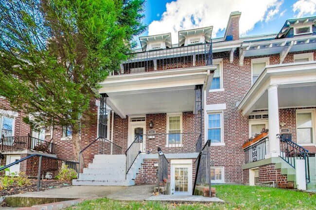 Building Photo - LEASE SPECIAL - $1,995 for a 16-24 month lease. 12 Month lease offered at $2,200 - .Spacious 2 Be...