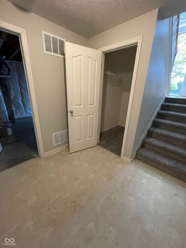 Building Photo - 13869 Willesden Cir