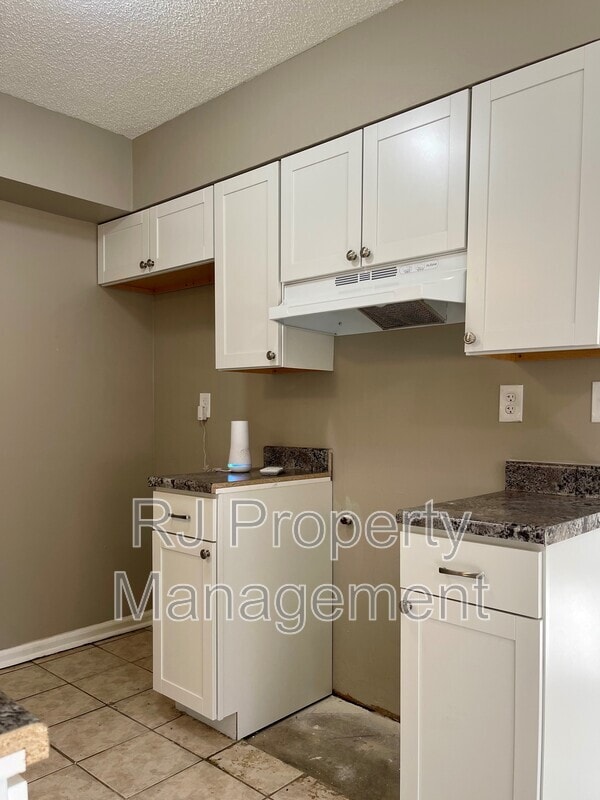 Building Photo - 4211 Lansdowne Dr