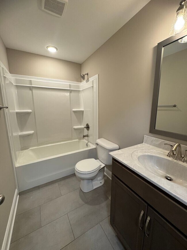 Building Photo - Stunning 4-Bedroom, 3-Bathroom Home – A Mu...