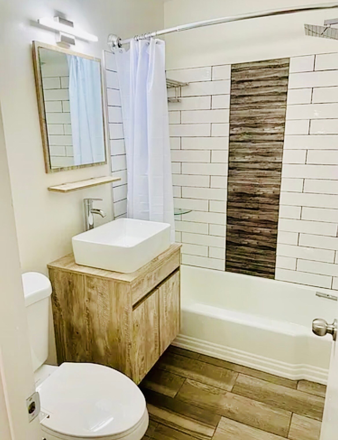 Bathroom with rain shower - 10506 Weymouth St