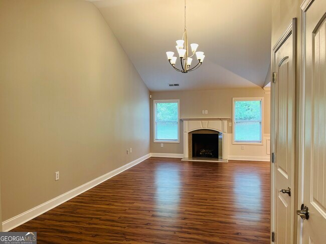 Building Photo - 5750 Crest Hill Dr NE