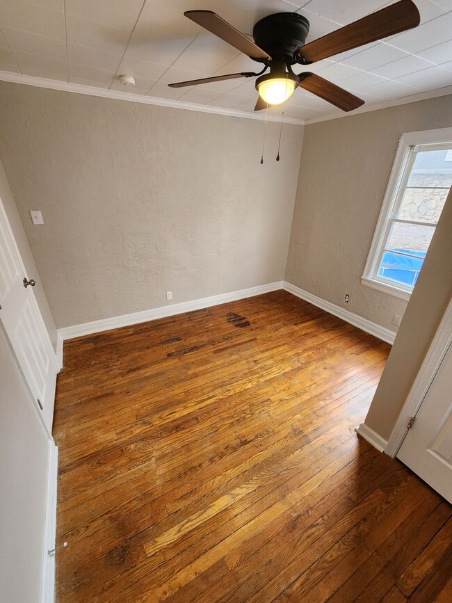 Building Photo - Spacious 3-Bedroom, 1-Bathroom Home AVAILABLE NOW!!